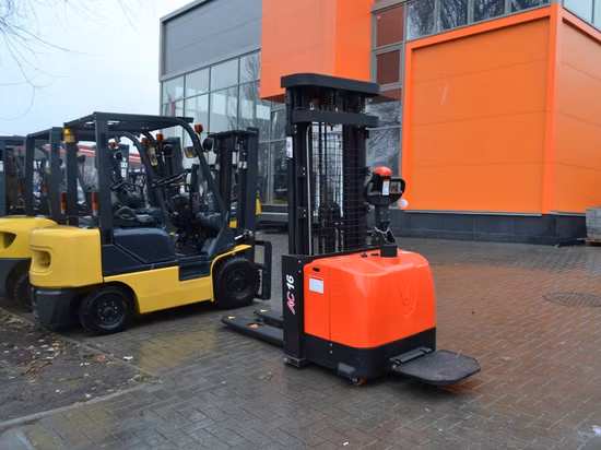 Norme européenne de gros 1.5t 2000kg 2 T 6000lbs Stand sur batterie au lithium manipulant un transpalette électrique semi-électrique